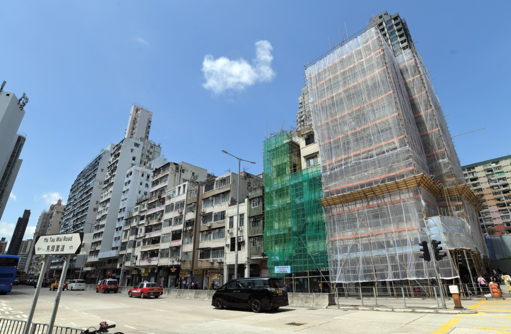 地產建設商會提就政府首個五年規劃及《施政報告》提出多項建議,解決市區重建面臨的挑戰。 地產建設商會提就政府首個五年規劃及《施政報告》提出多項建議,解決市區重建面臨的挑戰。