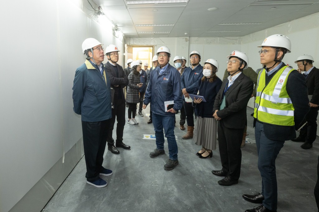 立法會主席梁君彥和政府跨部門團隊視察立法會大樓擴建工程進度。