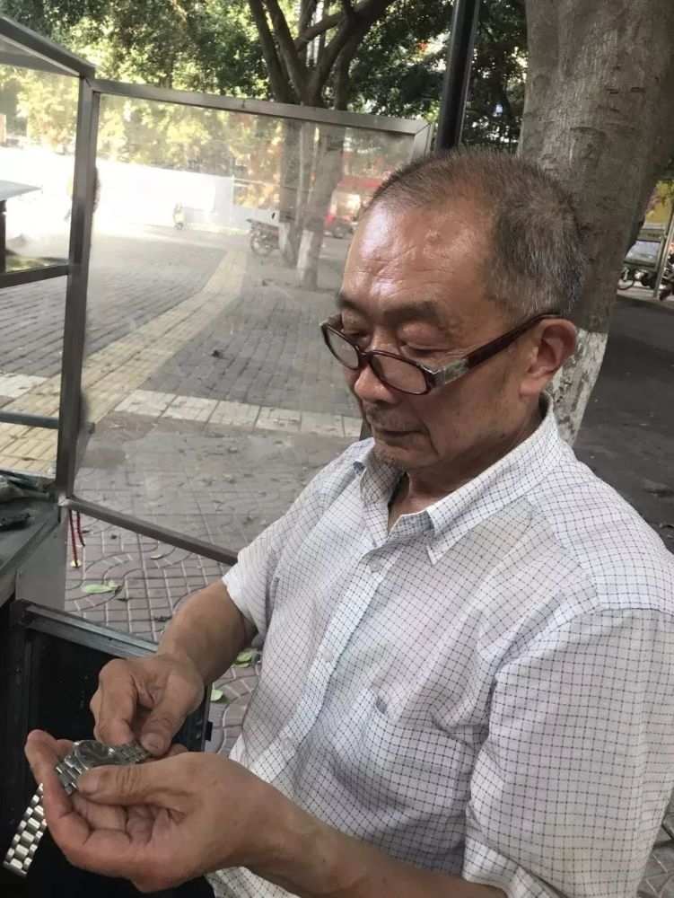 六旬漢堅特在原地擺檔修表苦等失散的兒子31年。