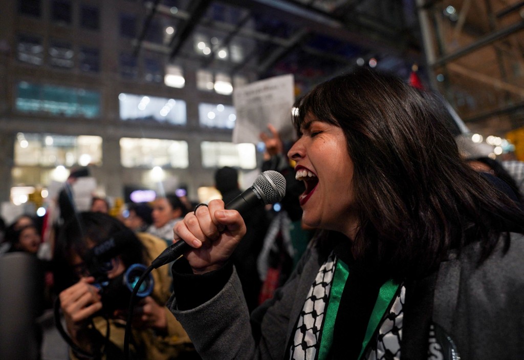 示威者抗議紐時的報道偏頗以色列。路透社
