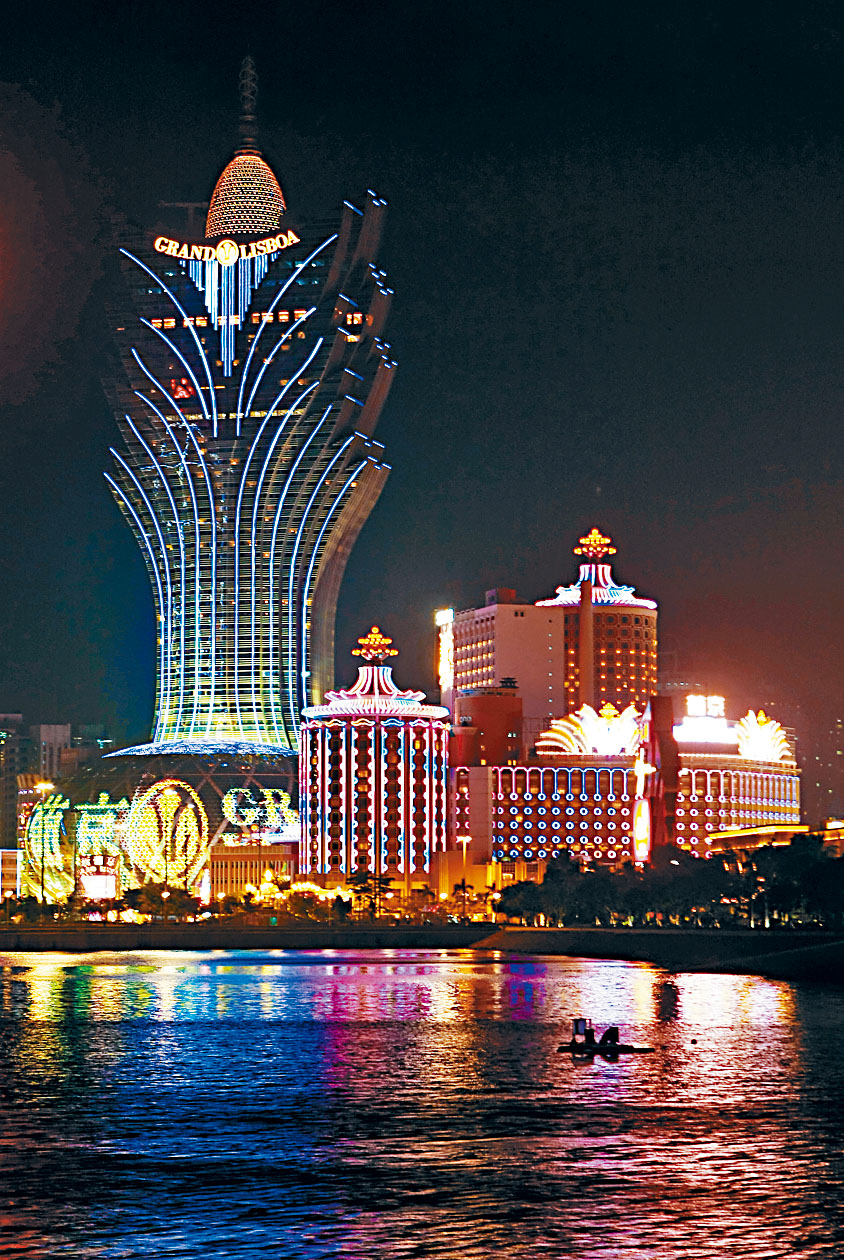 新葡京娛樂場去年博彩毛收益按年減少84%，新葡京酒店全年入住率降至17.9%。