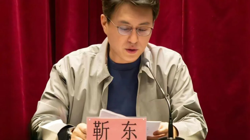 靳東獲任命為團長後發表講話。