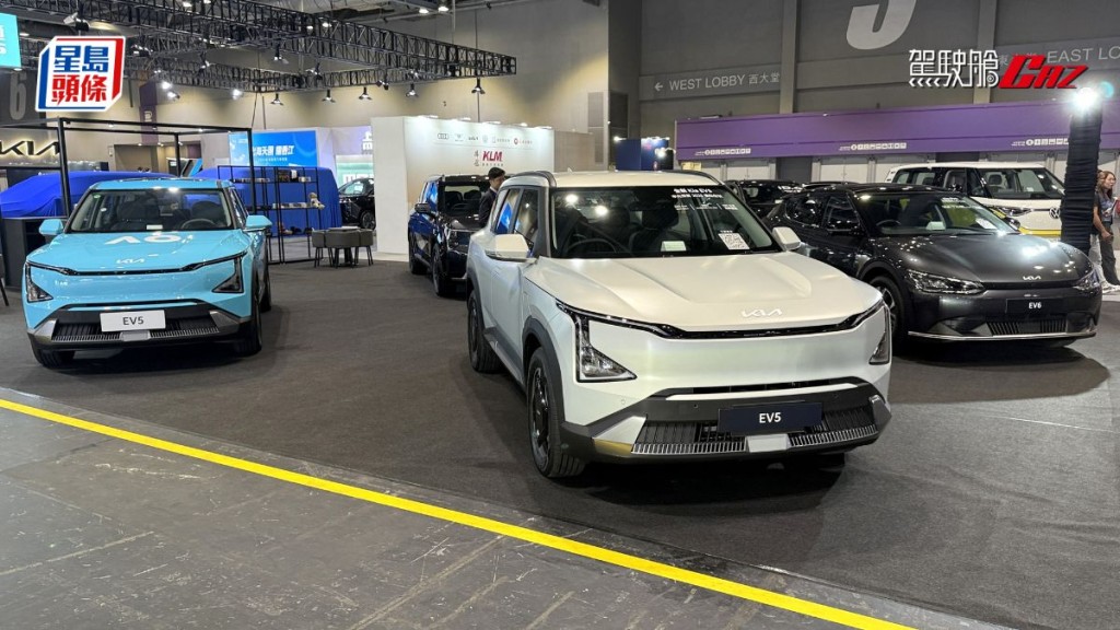 起亞KIA香港代理展出首輛EV5 Deluxe右軚版示範車，意向價HK$269,800起，預計2025年首季開始交付。