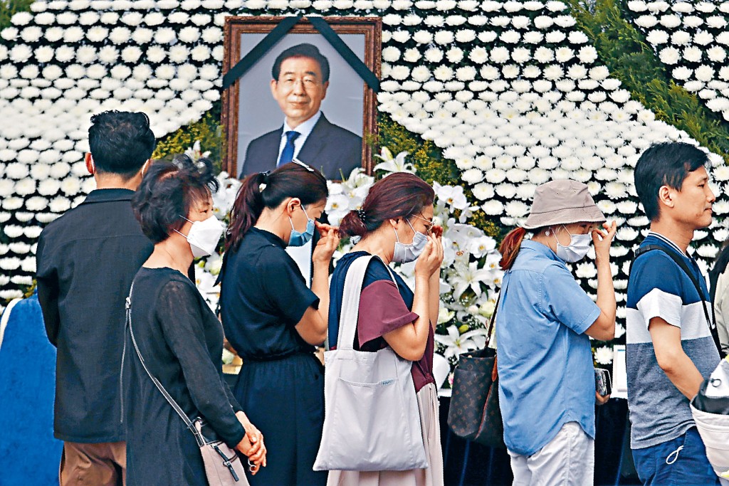 首爾市民周日到設於市政廳廣場的靈堂，向朴元淳致哀。