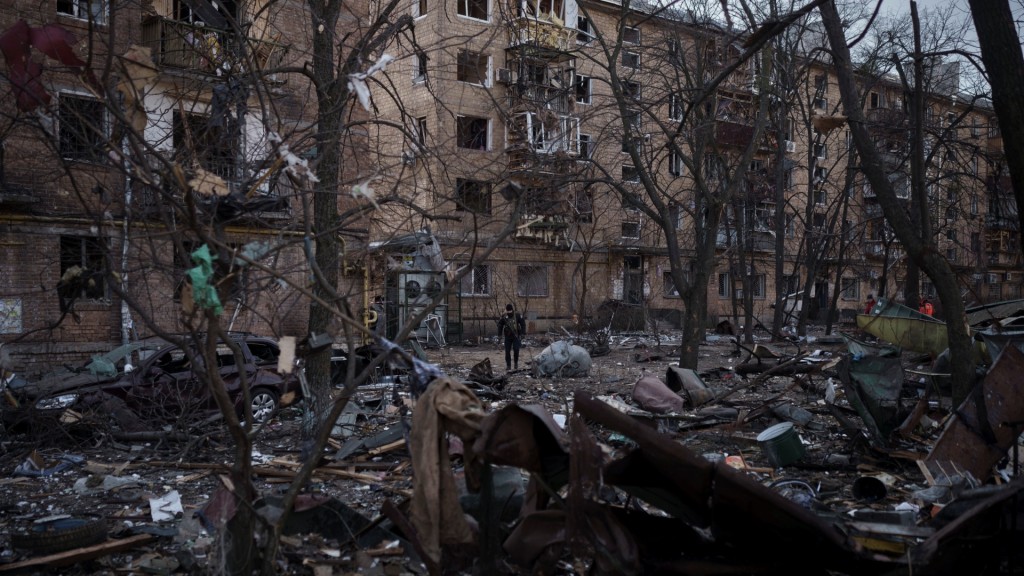 基辅多座楼宇在战火中被摧毁。AP