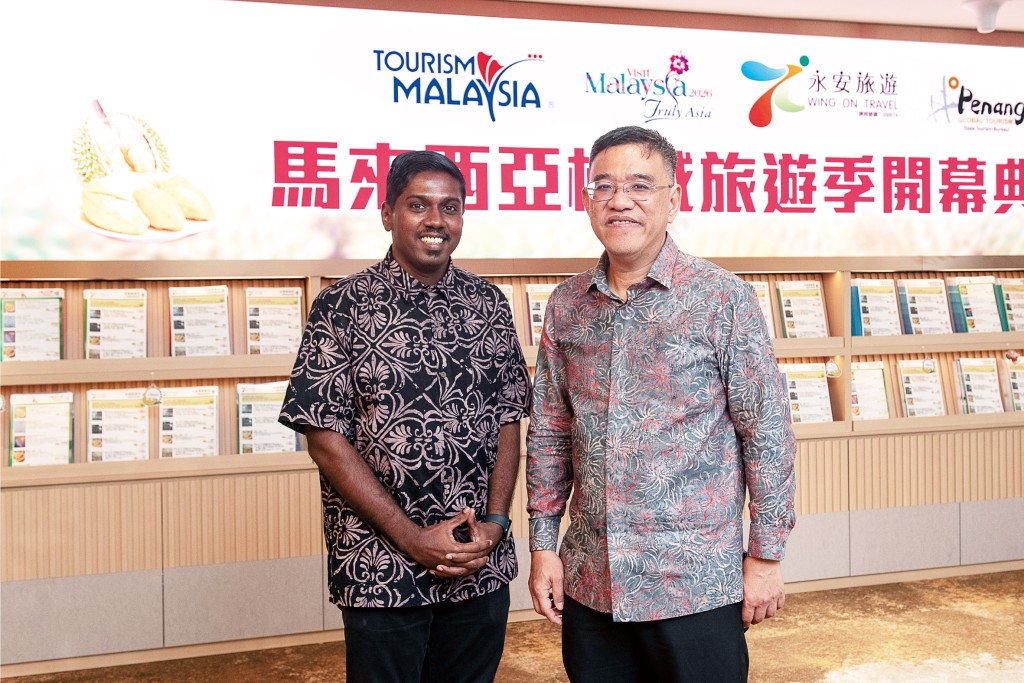 馬來西亞旅遊促進局(香港分局)局長 Mr. Yoganthiran Manikam(左)及檳城州旅遊與創意經濟行政議員黃漢偉(右),期望藉着全新企劃,吸引港人飛往當地,感受大馬的人情味與慢活氣息 。 馬來西亞旅遊促進局(香港分局)局長 Mr. Yoganthiran Manikam(左)及檳城州旅遊與創意經濟行政議員黃漢偉(右),期望藉着全新企劃,吸引港人飛往當地,感受大馬的人情味與慢活氣息 。