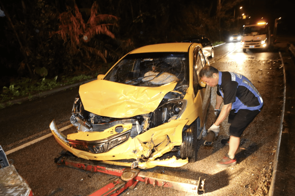 西贡2架本田私家车迎头相撞，损毁严重。黎志伟摄