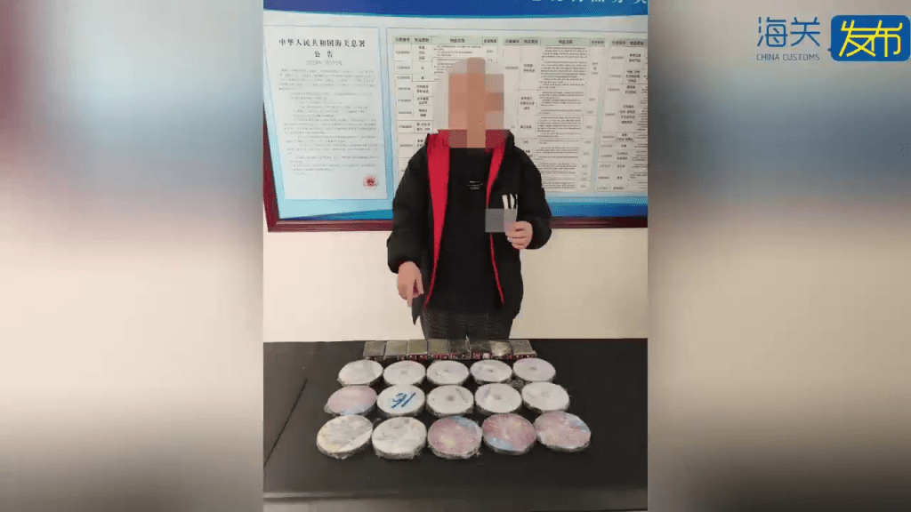 走私集团深夜闯关以“腰缠脚绑”方式偷运游戏光盘及卡带,共2,150件被起获。 走私集团深夜闯关以“腰缠脚绑”方式偷运游戏光盘及卡带,共2,150件被起获。