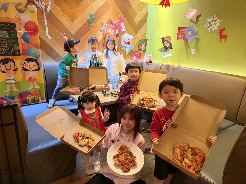 相約朋友仔一起製作聖誕樹Pizza, 自己選擇喜愛的配料,齊齊分享。(圖片來源:受訪者提供) 相約朋友仔一起製作聖誕樹Pizza, 自己選擇喜愛的配料,齊齊分享。(圖片來源:受訪者提供)