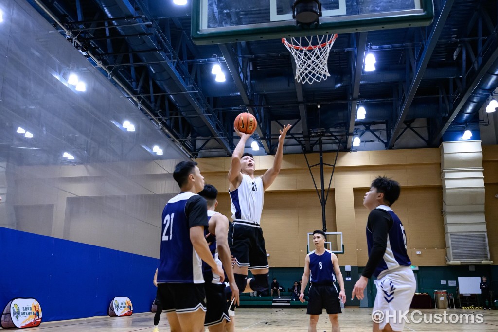 香港海關一向致力鼓勵同事參與各種有益身心的康樂體育活動。