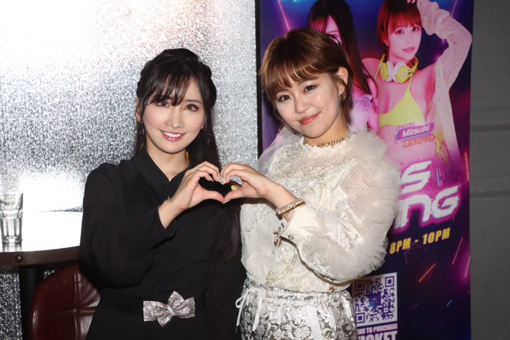 日本AV女优Karen(楪可怜）（左）和Mitsuki Maya（右）在尖沙咀举行粉丝见面会。