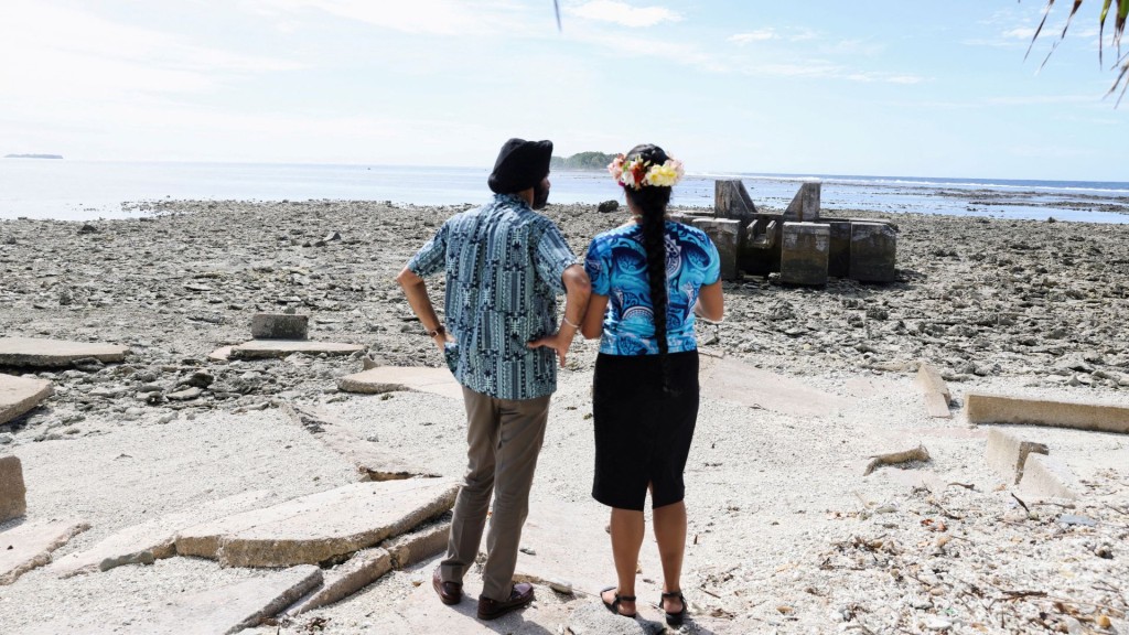 世界银行行长彭安杰在图瓦卢富纳富提观察海平面上升的影响。路透社