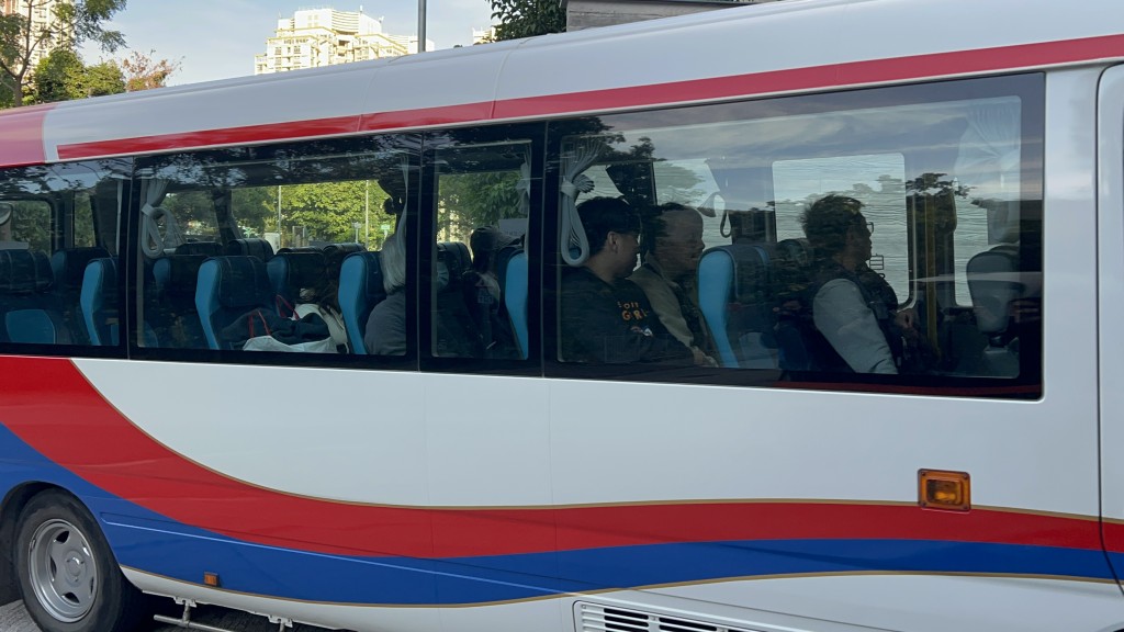 當局下午開始陸續安排車輛接載死者家屬到殮房辦理認屍手續。