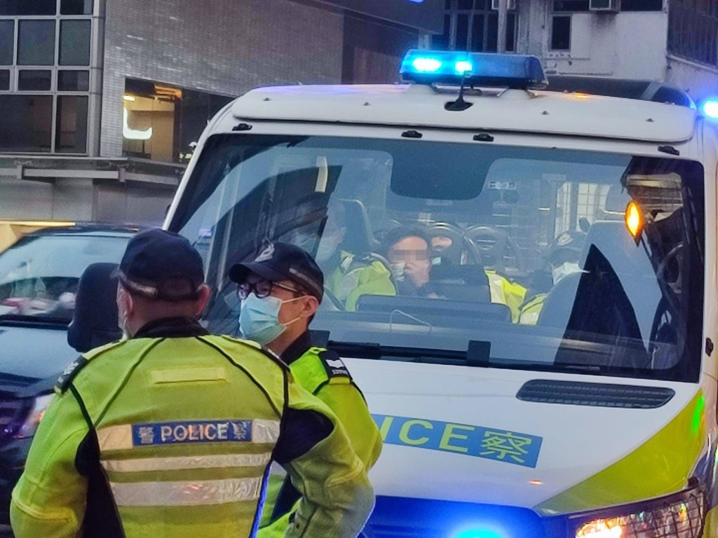司機在警車接受調查。