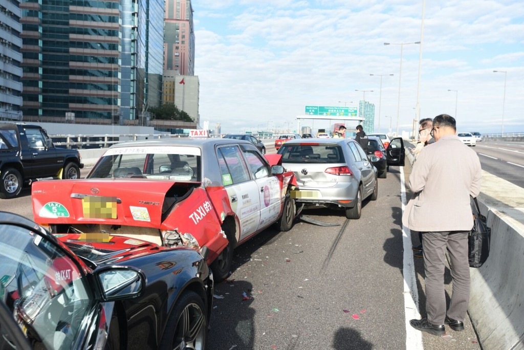 多輛車連環相撞。 楊偉亨攝