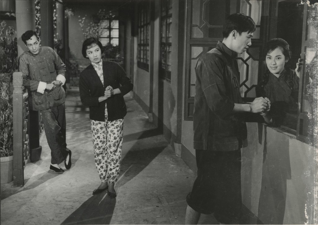 自小在澳門長大的李香琴，在十多歲時已加入粵劇界，其後因關德興而加入香港影壇，首部作品為1956年的《黃飛鴻大鬧花燈》，此後她演出逾百部電影，多年來以擅演奸妃、情婦等角色，而被稱為「西官琴」。
