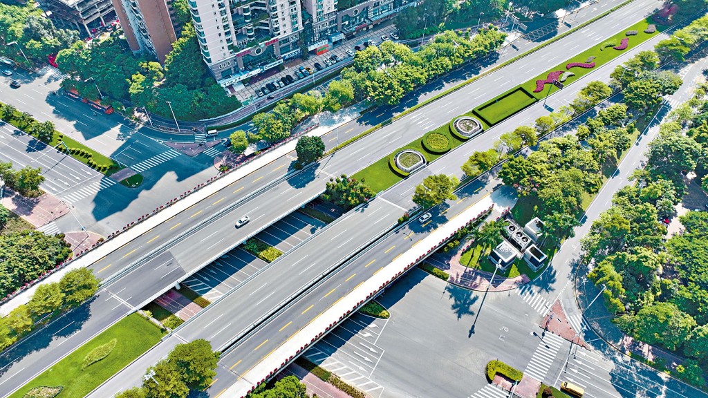 深圳多區封控,路面行人、行駛車輛稀少。