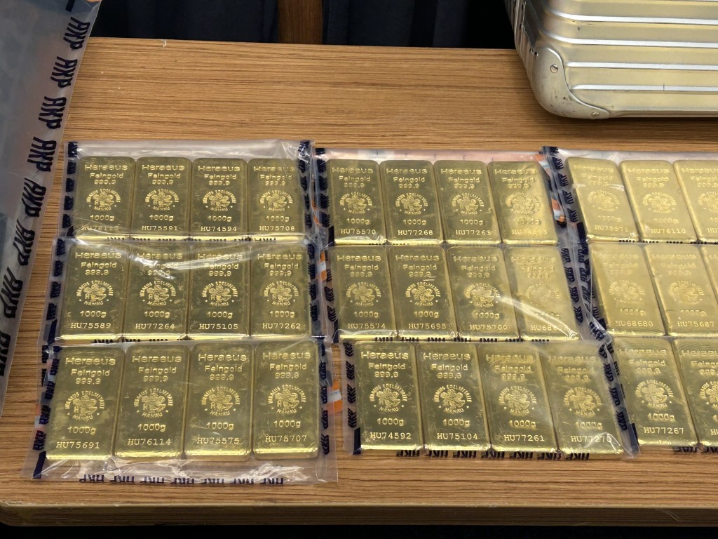 警方起回約值 9300萬元的73條金條。曾志恒攝 警方起回約值 9300萬元的73條金條。曾志恒攝