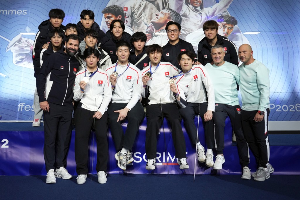 上周日的巴黎世界杯团体赛金牌,功臣包括林浩朗(前排右三起)、蔡俊彦、张家朗及郑铁男。香港剑总图 上周日的巴黎世界杯团体赛金牌,功臣包括林浩朗(前排右三起)、蔡俊彦、张家朗及郑铁男。香港剑总图