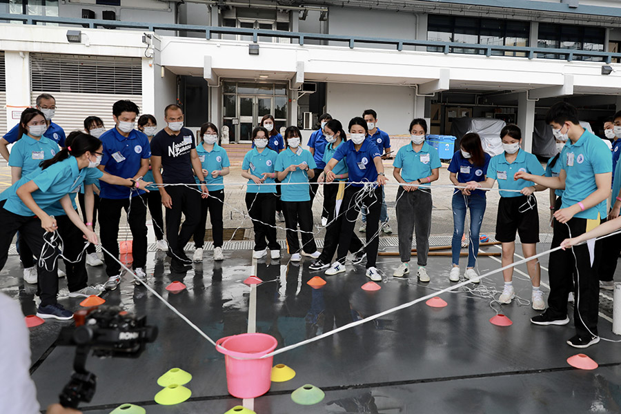 第一屆「禁毒領袖學院」100位學員透過遊戲建立默契，更參與游繩和飛索訓練，藉此挑戰極限。