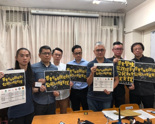 刘家柊（左一）指，约百名社工计划于罢课集会现场，为学生提供情绪支援。