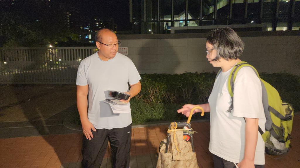 兩人見面後即閒聯數句。黎志偉攝