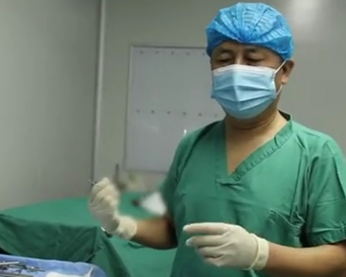 被夾著的水蛭一直在扭動。微博影片截圖