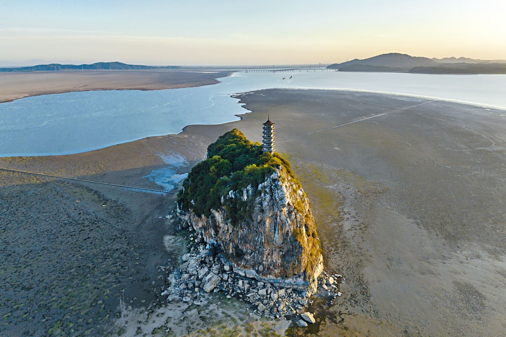本在水面下的江西九江鄱陽湖鞋山島,近日露出湖面變成小山。