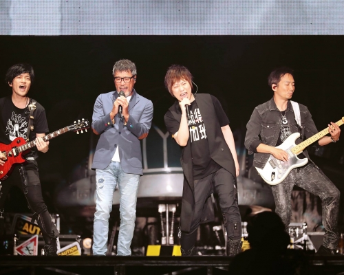 李宗盛、五月天合唱《凡人歌》，全场10万名歌迷High爆。