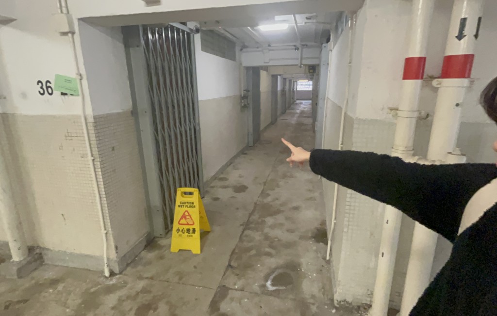 邻居陈同学提到自己经常与谢家女儿玩耍，对于好友一家遇袭感担心。