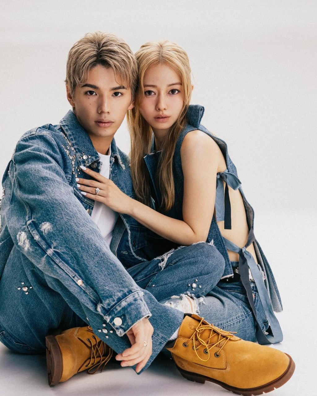 另一套換上牛仔Look出鏡。 另一套換上牛仔Look出鏡。