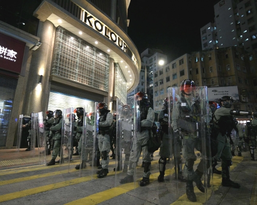 防暴警察驅散聚集人群。