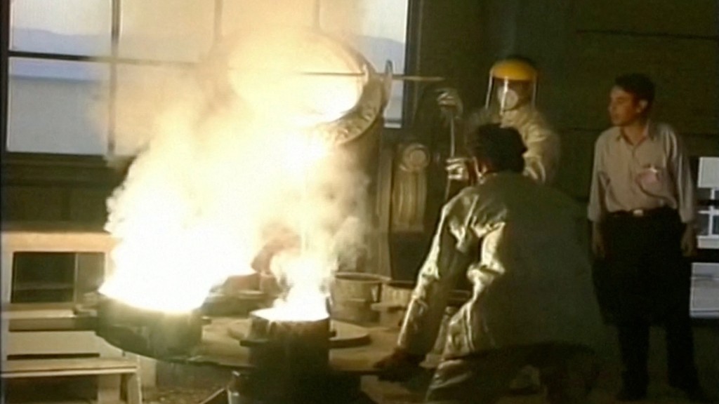 工人在伊斯法罕核设施内工作。 路透社