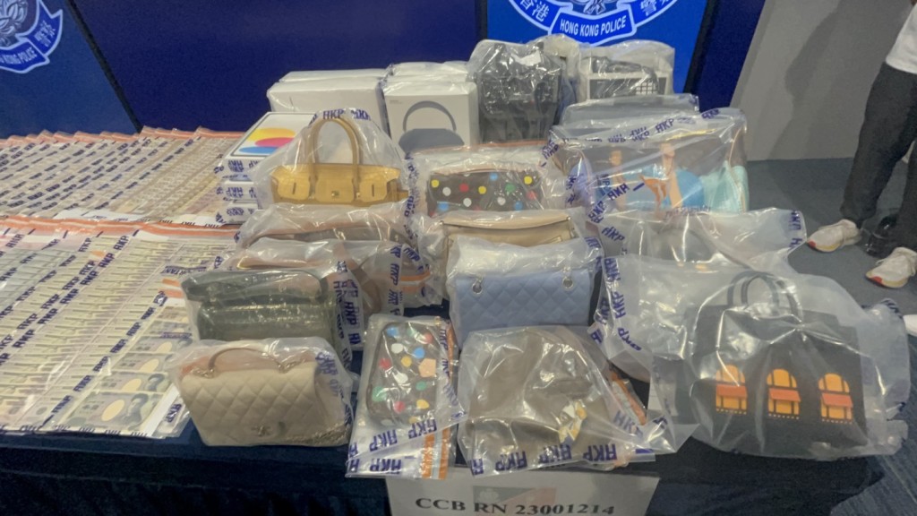 警方展示證物。 警方展示證物。
