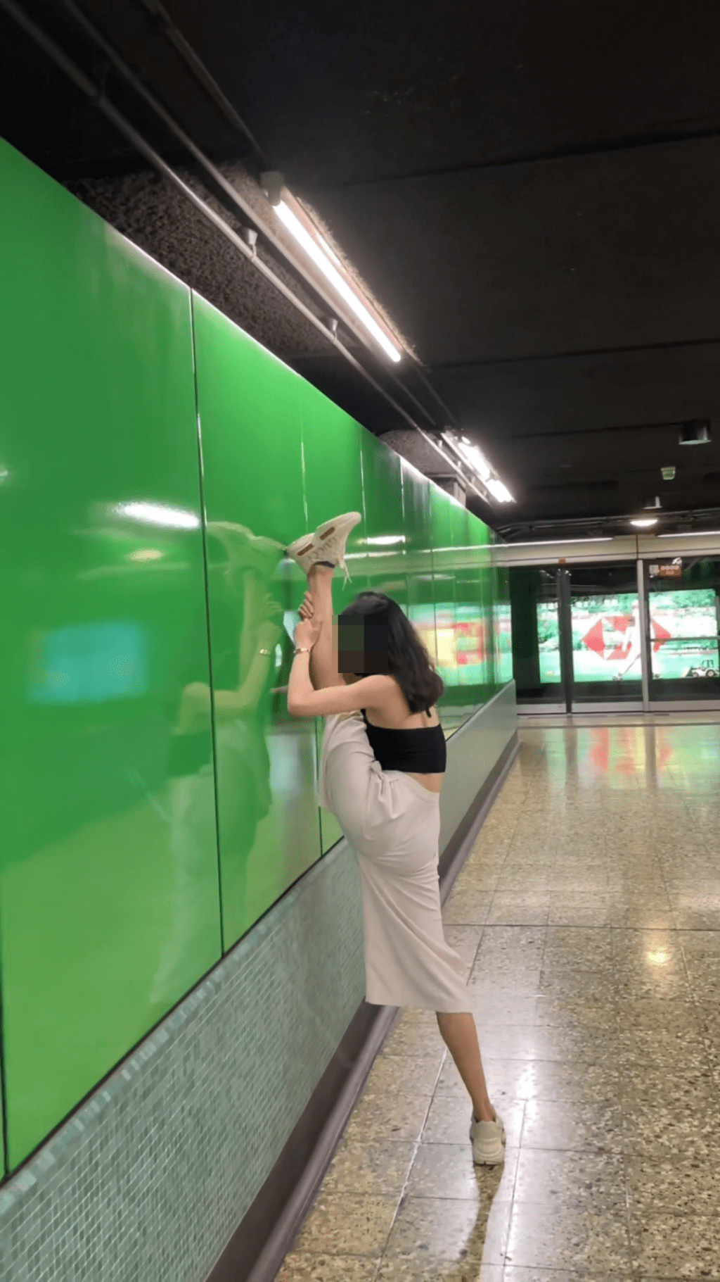 熱傳包括少女「擘髀」的影片，看到少女在炮台山港鐵站貼牆玩一字馬。