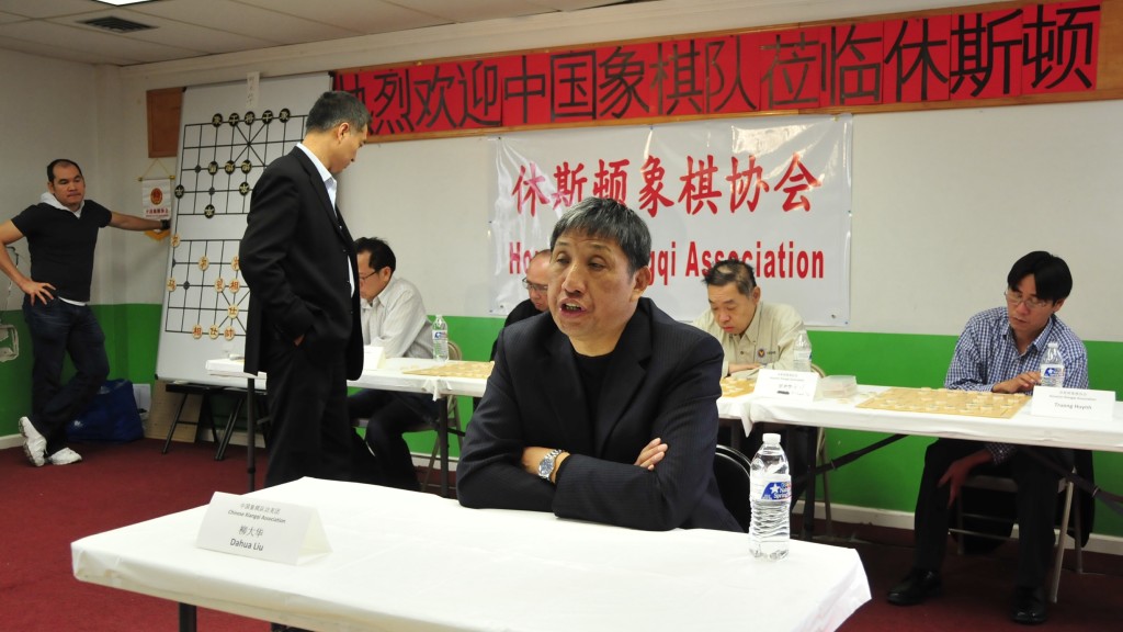 2015年中國國家象棋隊訪問休斯敦，特級大師柳大華（前）盲棋一對五。  新華社