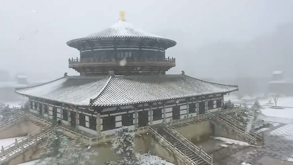 山西氣溫一天驟降近30度,下起暴雪,多地積雪超20厘米。