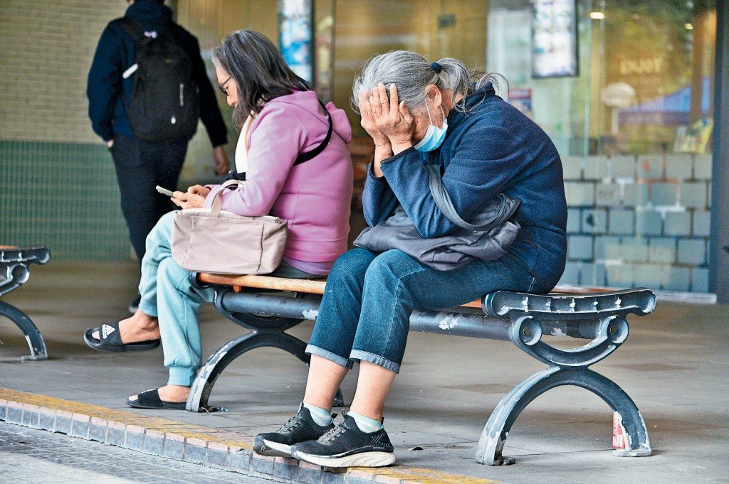 何婆婆表示单位暂时禁止进入，正等待解封。