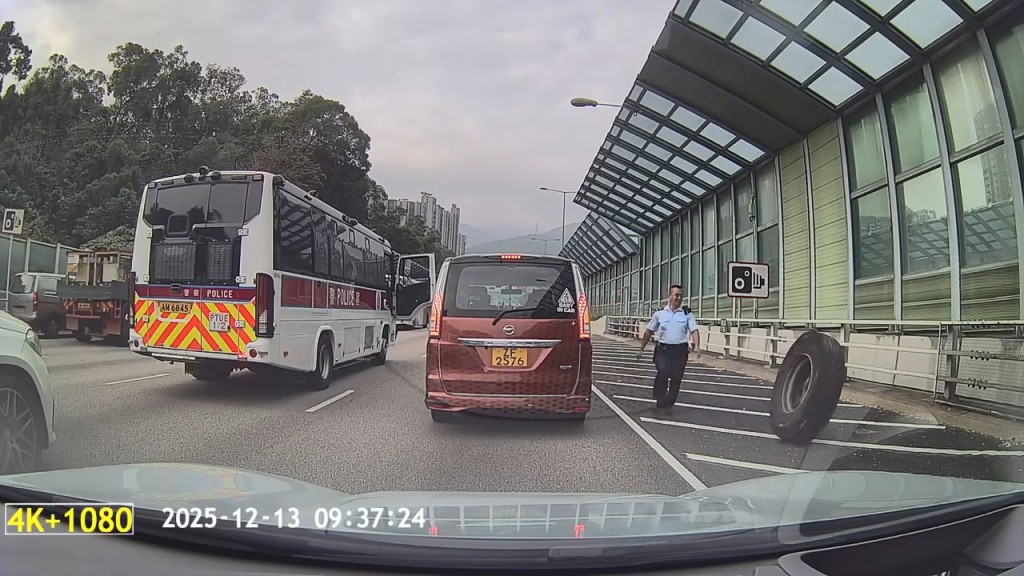 男警「起飛腳」踢跌輪胎。網上片段截圖 男警「起飛腳」踢跌輪胎。網上片段截圖