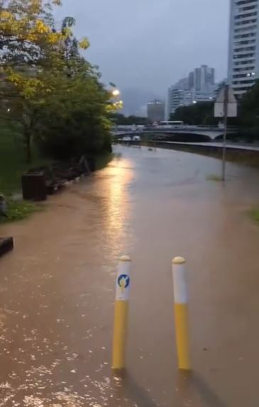 路面成澤國。網上圖片