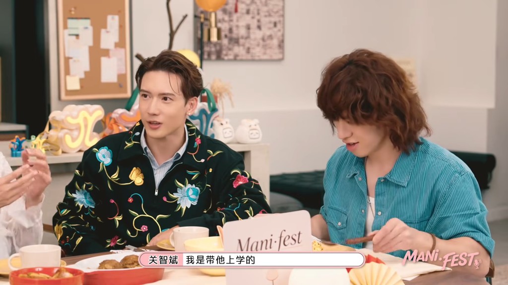 被揭發曾「扮表哥」的Kenny,只能一臉無奈地苦笑承認,場面搞笑。(影片截圖:《Manifest》) 被揭發曾「扮表哥」的Kenny,只能一臉無奈地苦笑承認,場面搞笑。(影片截圖:《Manifest》)