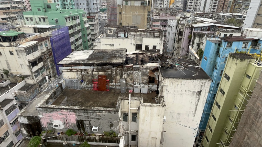 舊區天台屋林立,有業主反映在大維修時亦難以重舖防水層。 舊區天台屋林立,有業主反映在大維修時亦難以重舖防水層。