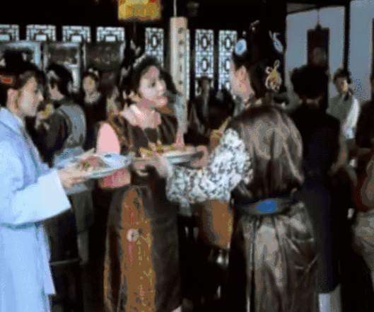 電視劇《紅樓夢》蟹宴的場景。虎嗅@識味Foodledge