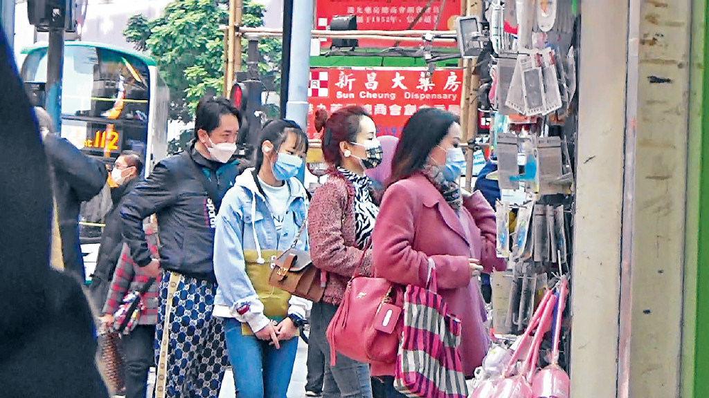 偽親子遊
■「G奶中女」陳小姐折返睇家品,陪「繼女」企喺門外等女友的兆尊冇詐型,仲好Enjoy。