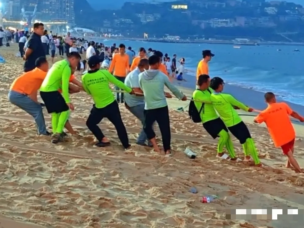 众人合力救援。南方都市报