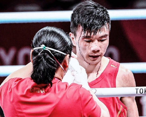 被日選手頭撞肘擊致血流披面,中國拳手胡建關指裁判不公成犧牲品。