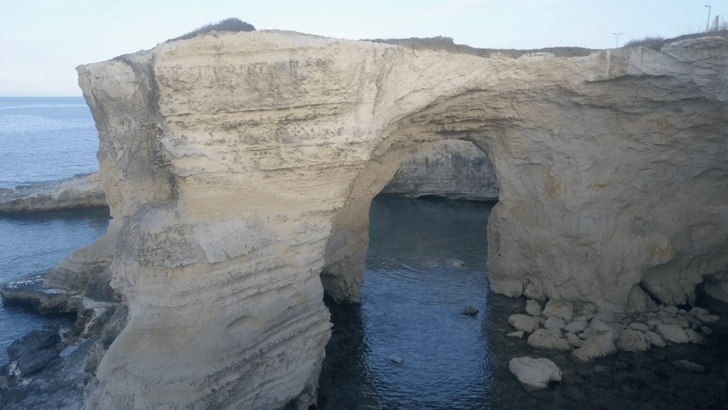 意大利南部「戀人拱門」 情人節深夜崩塌 疑受豪雨巨浪侵蝕。路透社