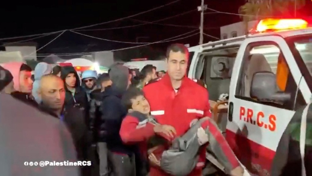 加沙中部代爾拜拉赫救援人員把受傷巴人送院。路透社