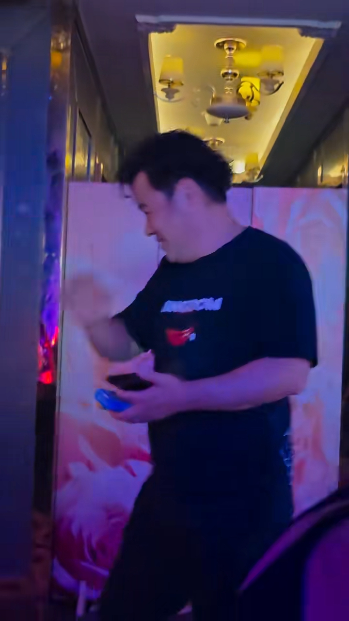 不過,已經59歲的韋家雄似乎中年發福,不但臉頰與手臂充滿肉地,而且肚腩大到險些撐爆衣服,身形豐滿不少。 不過,已經59歲的韋家雄似乎中年發福,不但臉頰與手臂充滿肉地,而且肚腩大到險些撐爆衣服,身形豐滿不少。