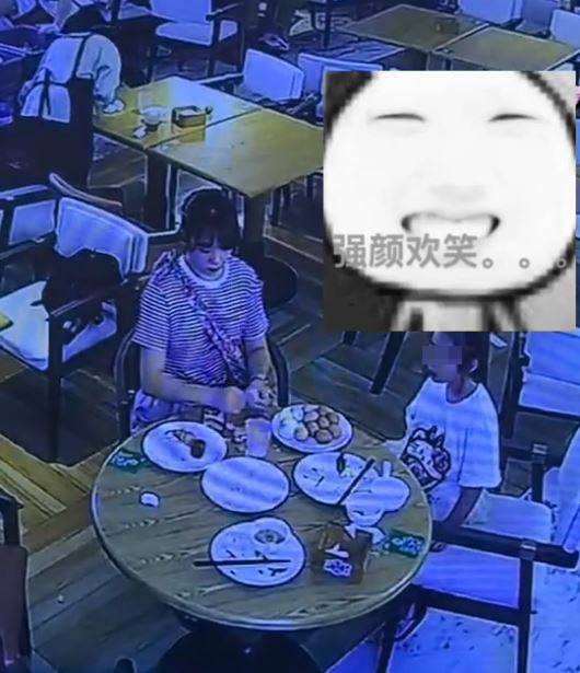 熊媽媽吃免費自助餐被阻止帶走食物，一怒下在女兒面對捏爛20隻雞蛋。微博